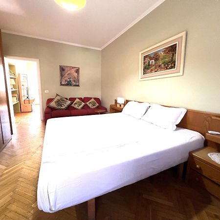 Vintage Apartment In Center Tiranë Eksteriør bilde