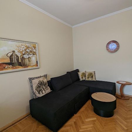 Vintage Apartment In Center Tiranë Eksteriør bilde