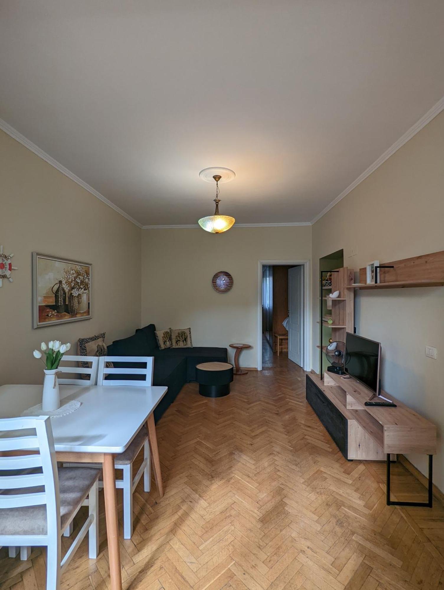 Vintage Apartment In Center Tiranë Eksteriør bilde